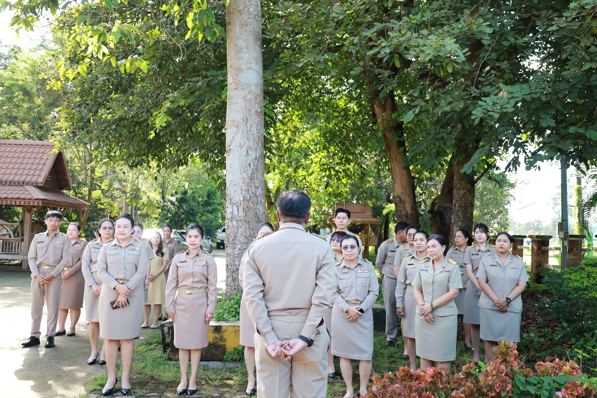 กิจกรรมหน้าเสาธง โดยมีการเคารพธงชาติ สวดมนต์ และกล่าวคำปฏิญาณเขตพื้นที่สุจริต