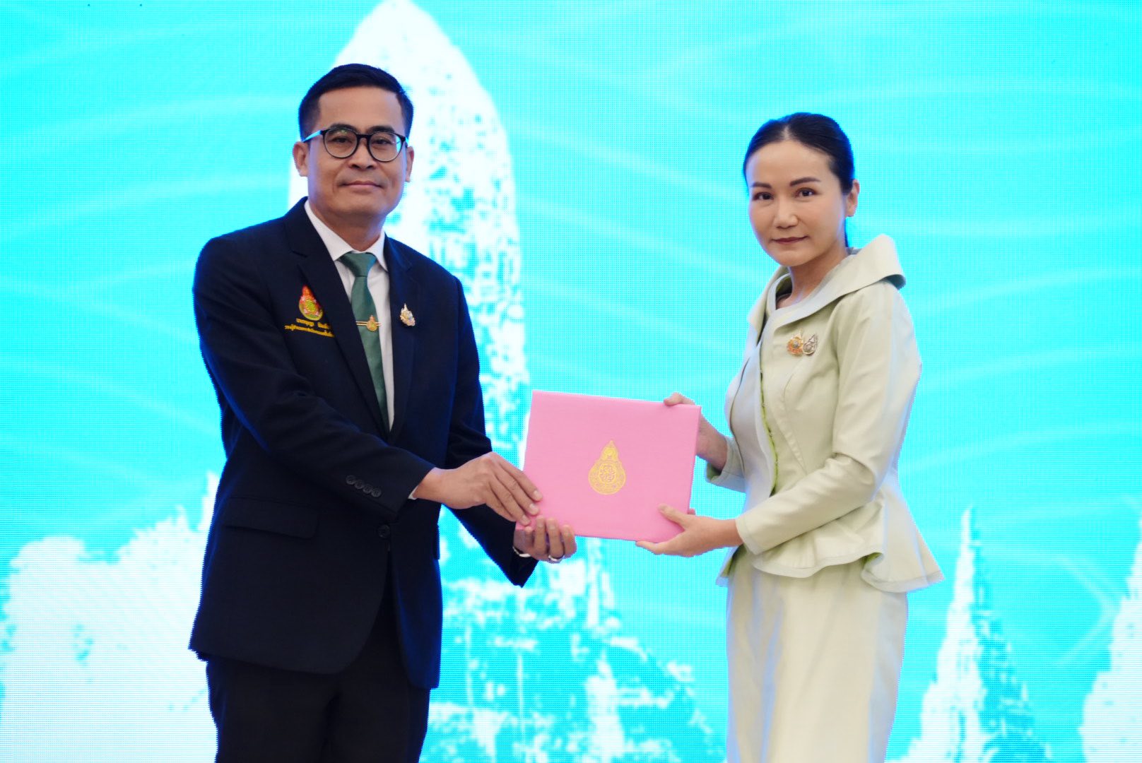 สพม.อุบลราชธานี อำนาจเจริญ คว้า 4 รางวัลทรงคุณค่าระดับประเทศ ในการประชุมสัมมนา ผอ.สพท. ทั่วประเทศ