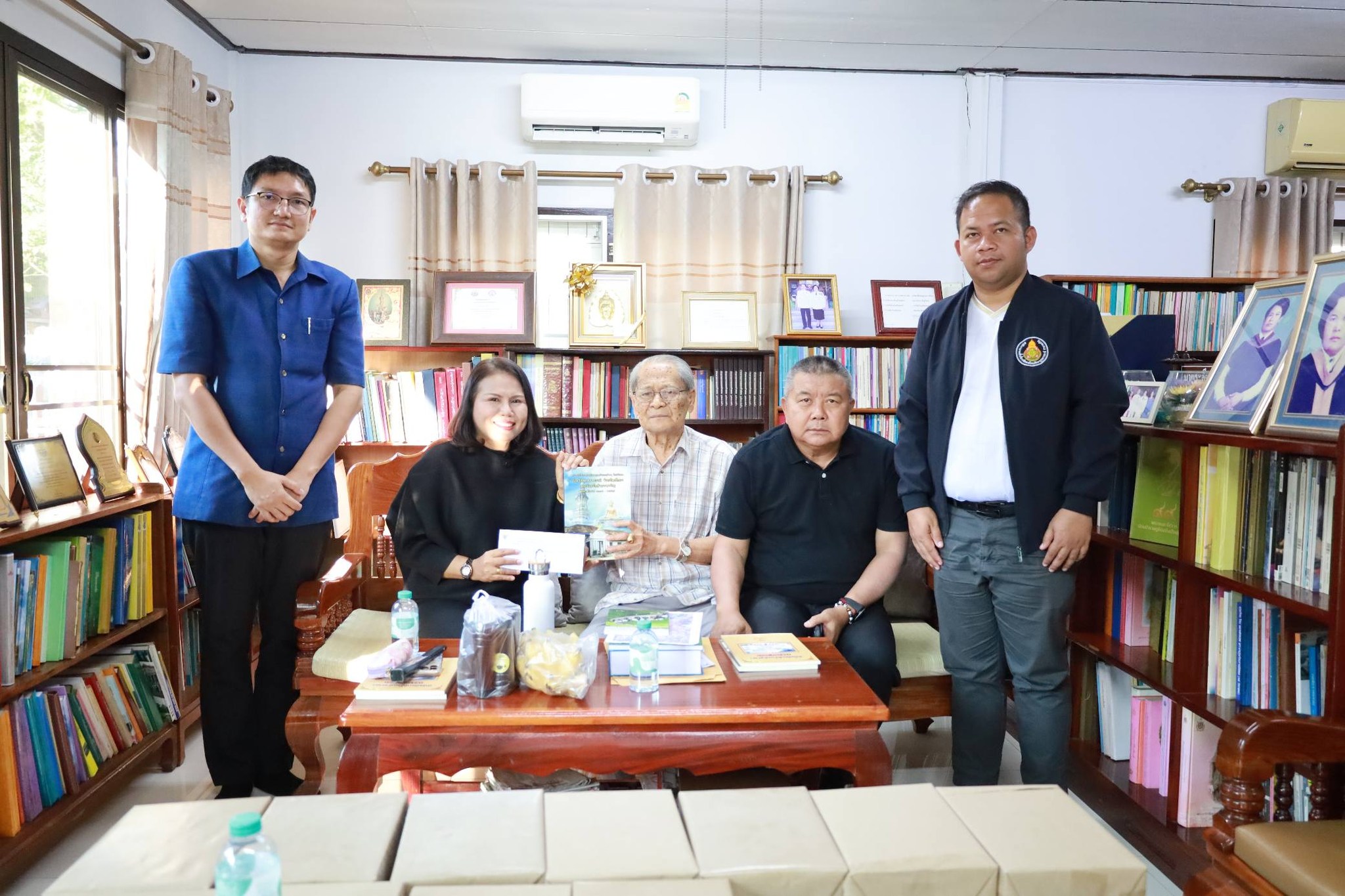 สพม.อุบลราชธานี อำนาจเจริญ รับมอบหนังสือประวัติศาสตร์ล้ำค่า 275 เล่ม จาก “นายระลึก ธานี” อดีต ผอ.ปจ.อุบลราชธานี มุ่งสร้างคลังปัญญาประวัติศาสตร์ท้องถิ่นสู่สถานศึกษา