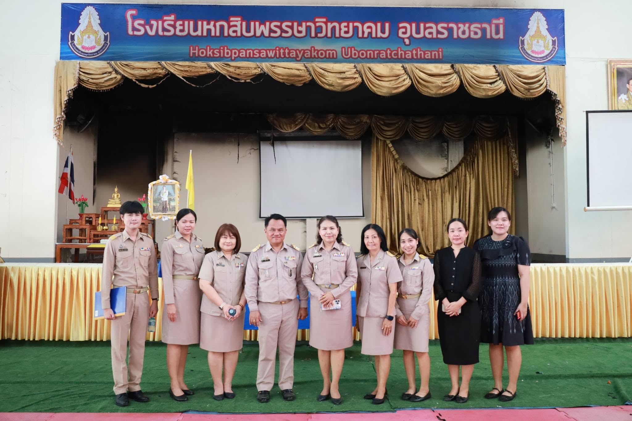 สพม.อุบลราชธานี อำนาจเจริญ รุดสำรวจความเสียหายหอประชุมโรงเรียนหกสิบพรรษาวิทยาคมฯ! ผอ.จารุวรรณ บุญโต นำทีมบริหารและกลุ่มนโยบายและแผน ลงพื้นที่เยียวยาเชิงรุกหลังเกิดเหตุพายุฝนฟ้าคะนอง-ฟ้าผ่าเสาไฟ ทำระบบไฟลัดวงจร คุรุภัณฑ์เสียหายเร่งด่วน